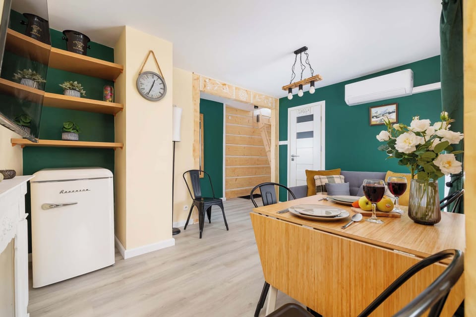 In addition to the relaxation area, the lounge also has a fridge where drinks can be chilled.