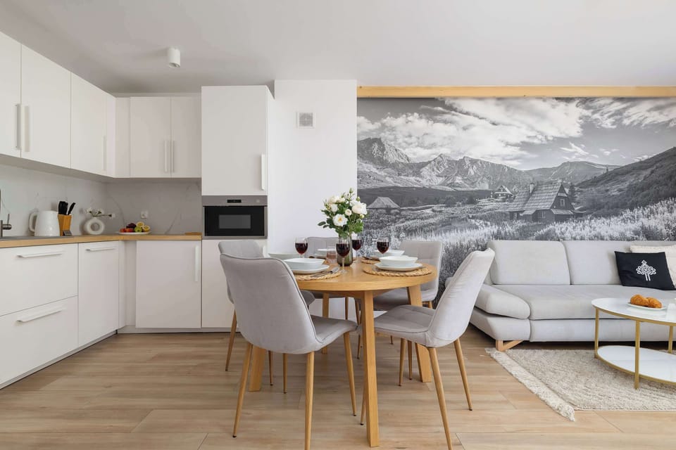 Dining area with wood details – Round table set for meals, surrounded by natural wood finishes.
