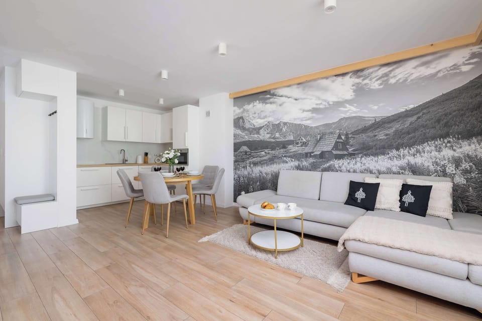 Spacious open-plan layout – Seamless transition between kitchen, dining, and living areas.