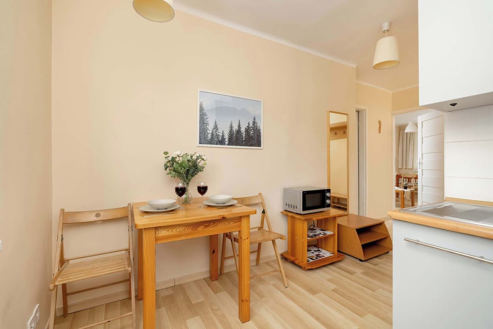 Modern, fully equipped kitchen.