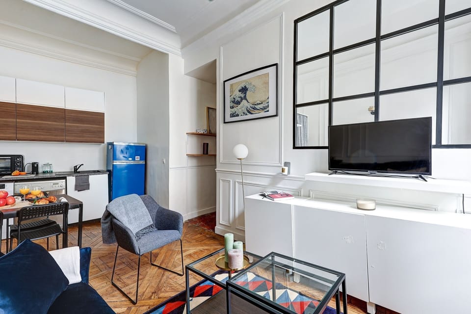 City Apartment, 1 Double Bed with Sofa bed, Non Smoking, Courtyard View | Living area | 40-inch Smart TV with satellite channels