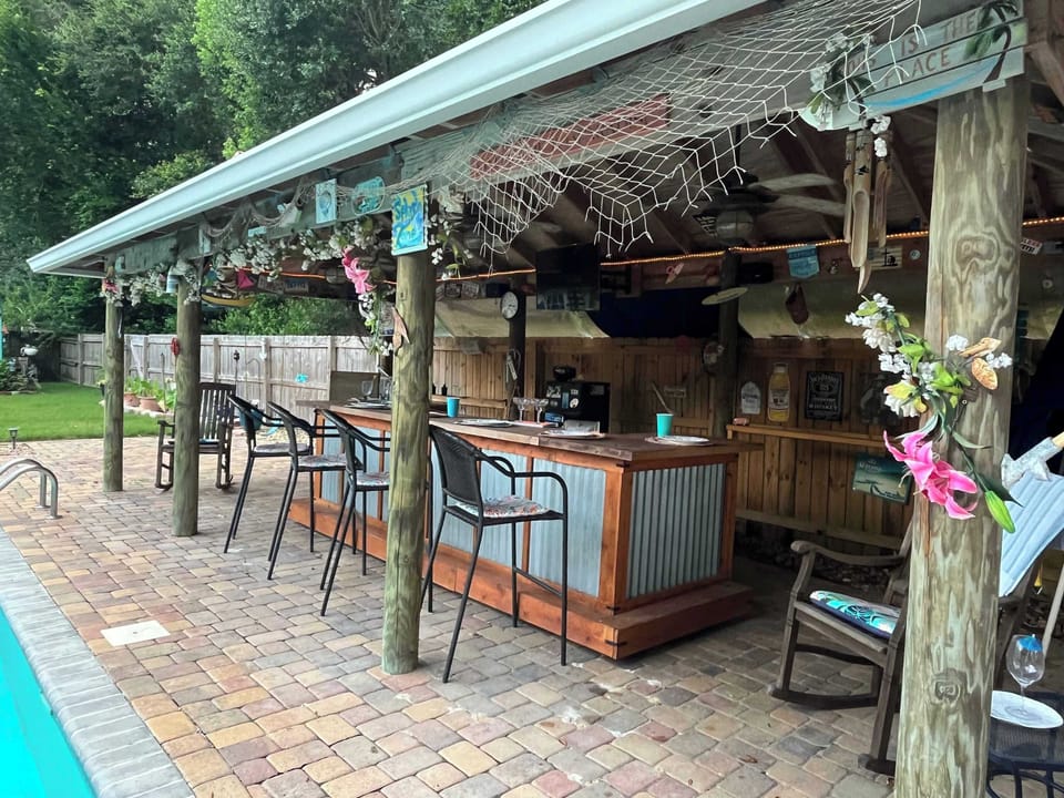 Outdoor seating & entertainment