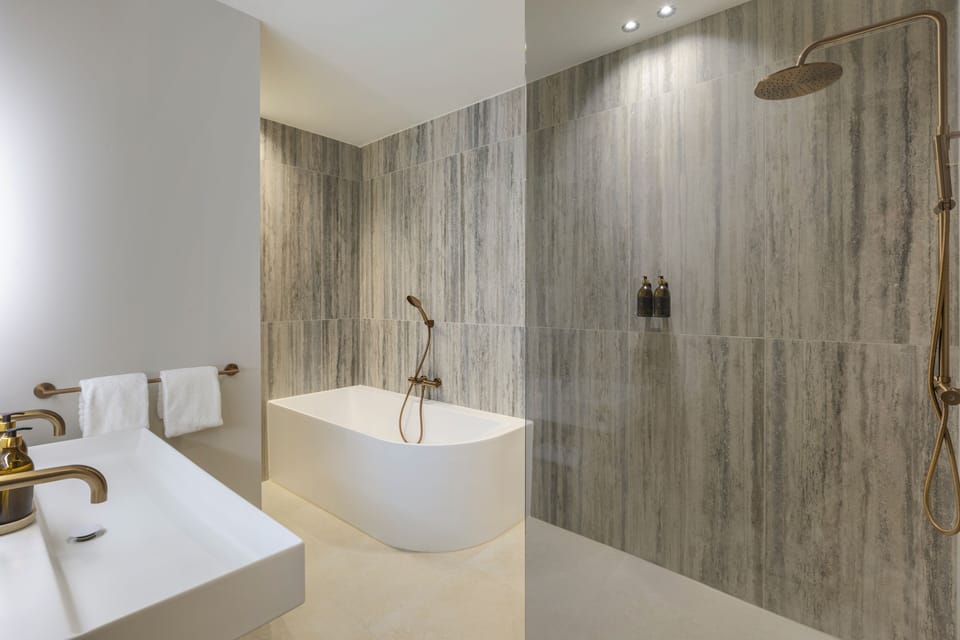 Junior Suite, Lake View | Bathroom | Designer toiletries, hair dryer, bathrobes, heated floors