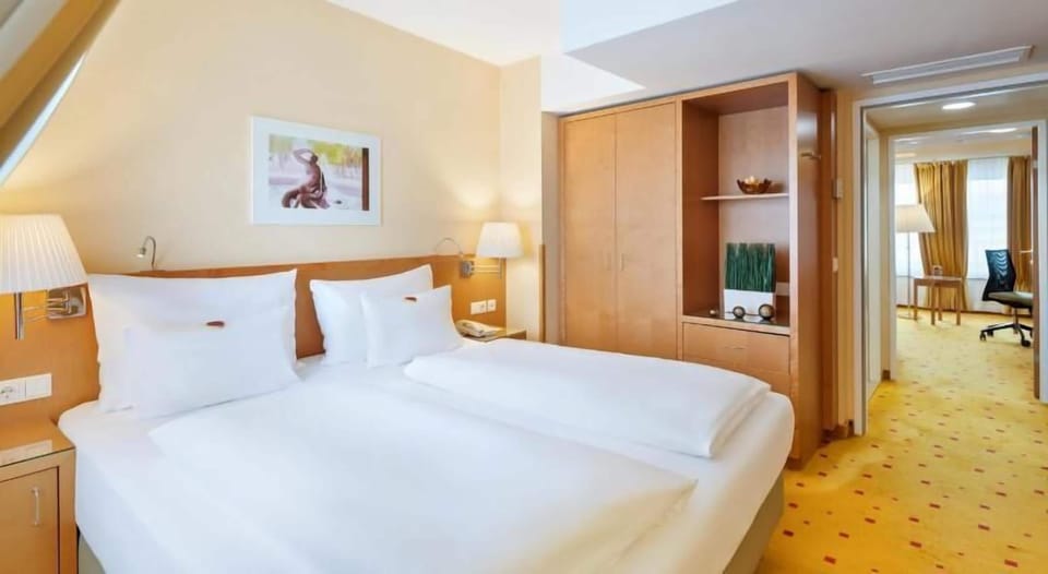 Junior Room | Down comforters, minibar, in-room safe, desk