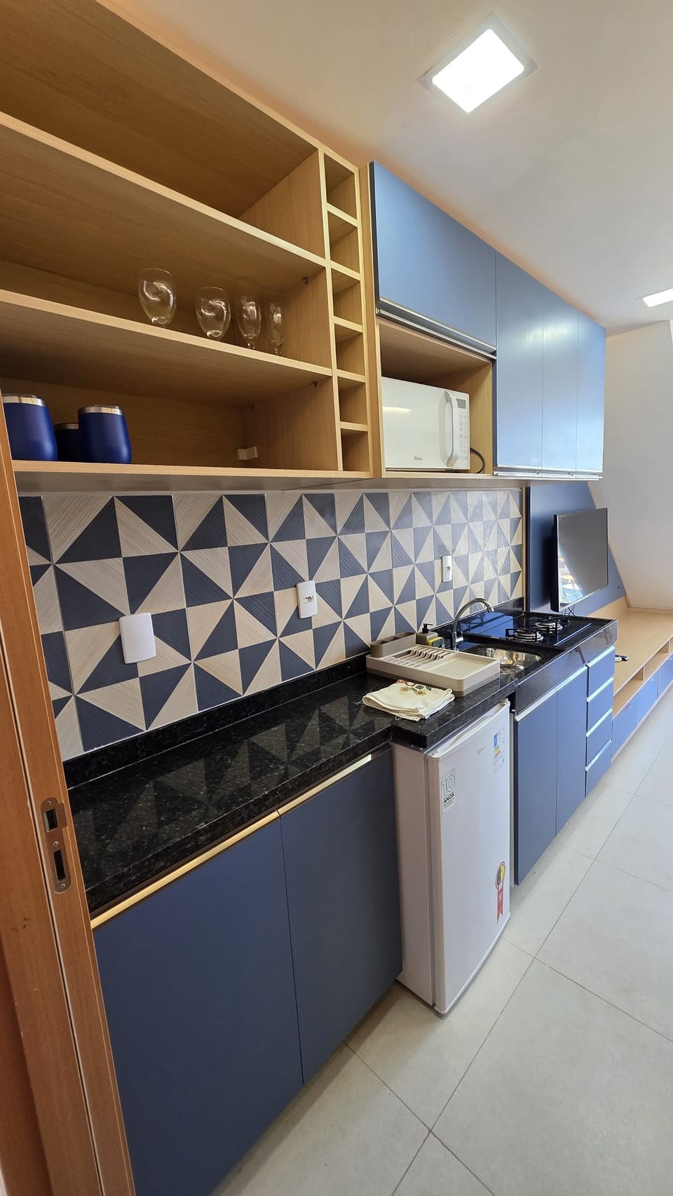 Classic Duplex, Lake View | Private kitchen | Mini-fridge, microwave, stovetop