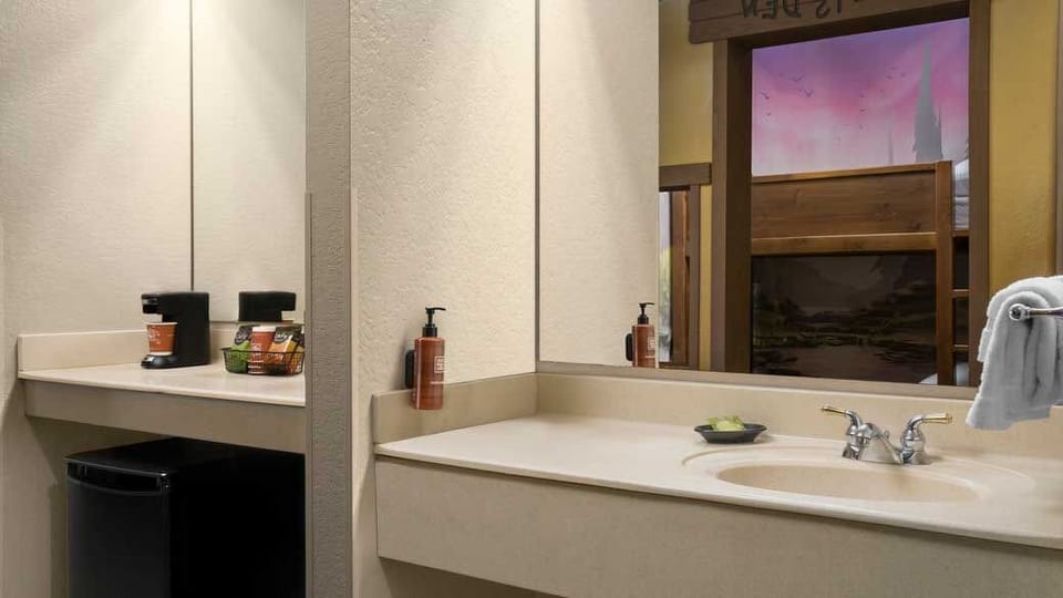 Combined shower/tub, hair dryer, towels
