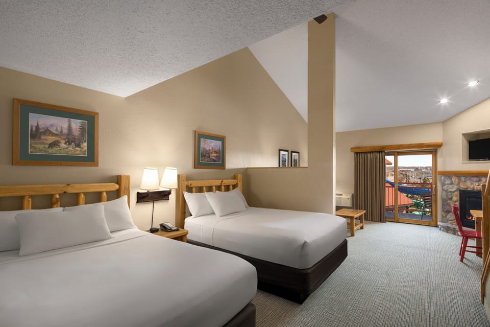 Family Fireplace Suite | In-room safe, laptop workspace, iron/ironing board, cribs (free)