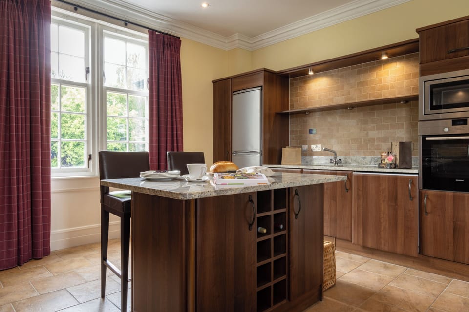 Standard Apartment | Private kitchen | Full-size fridge, microwave, oven, stovetop