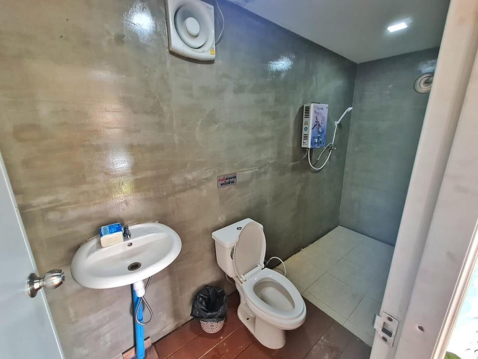 Signature Room, 1 Bedroom, Mountain View | Bathroom | Hair dryer, towels, soap, shampoo