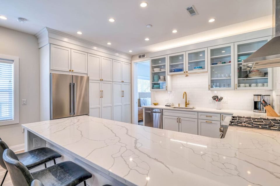 Kitchen shelf with chair arrangement