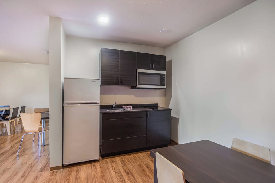 Family Room | Private kitchen | Fridge, microwave