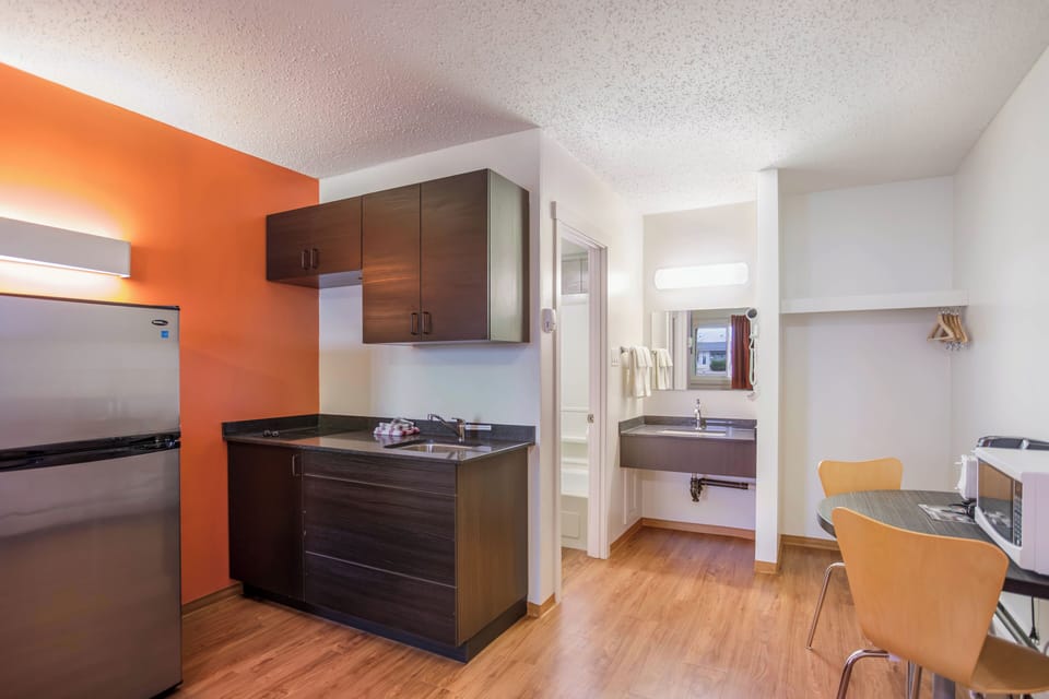 Deluxe Room | Private kitchen | Fridge, microwave
