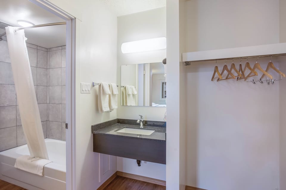 Separate tub and shower, towels