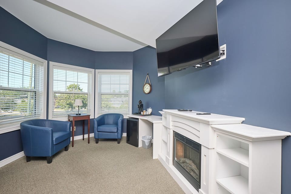 Luxury Room, 1 King Bed, City View | Desk, laptop workspace, iron/ironing board, free WiFi