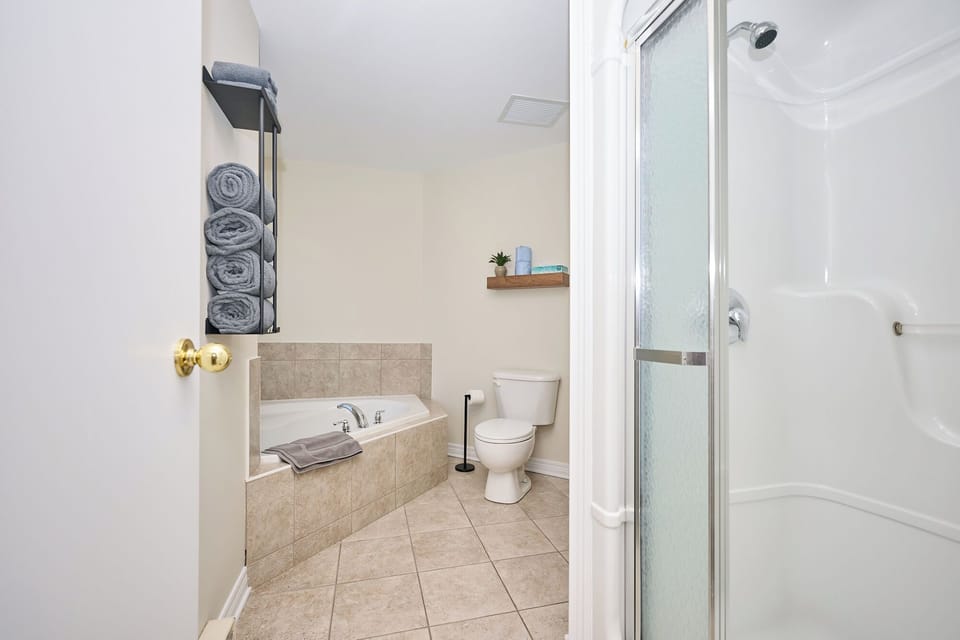 Luxury Double Room, 1 Queen Bed, City View | Desk, laptop workspace, iron/ironing board, free WiFi
