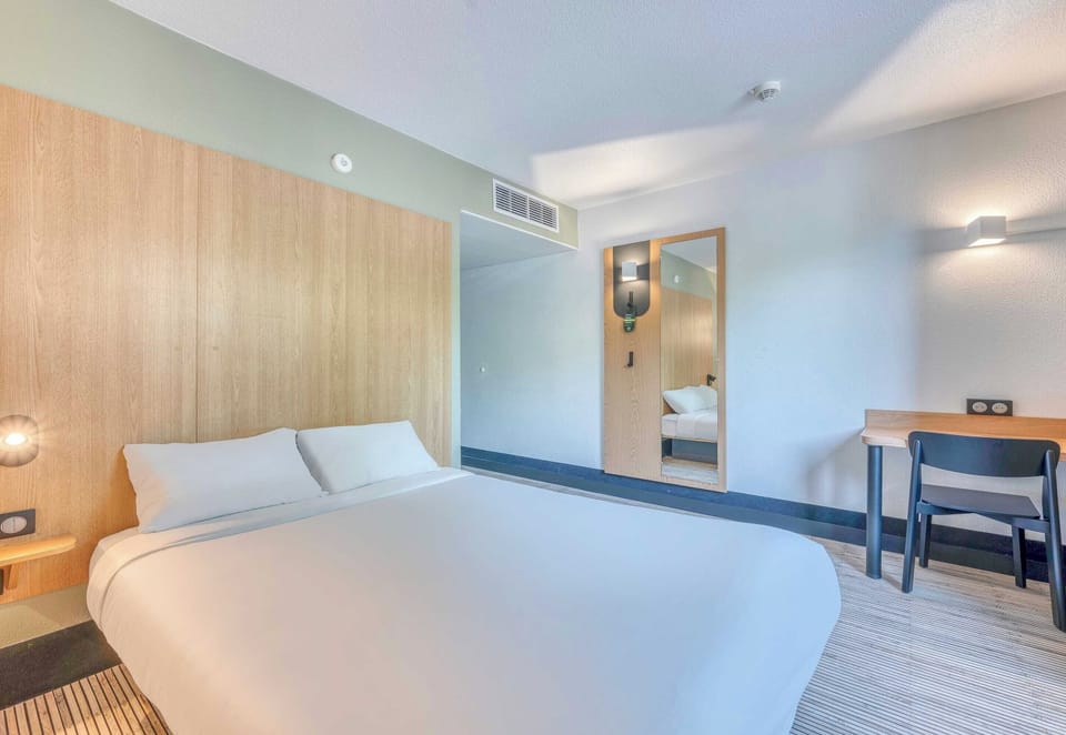 Double Room, Accessible, Non Smoking | Premium bedding, individually decorated, individually furnished, desk