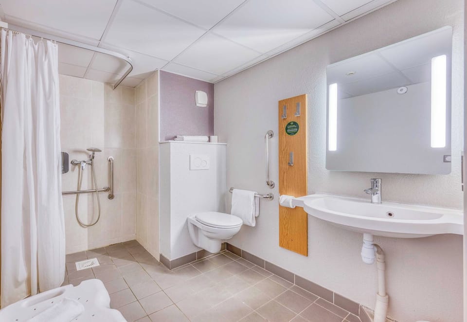 Double Room, Accessible, Non Smoking | Bathroom | Shower, towels