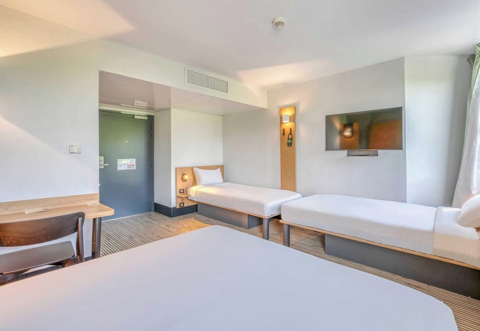 Quadruple Room, Non Smoking | Premium bedding, individually decorated, individually furnished, desk