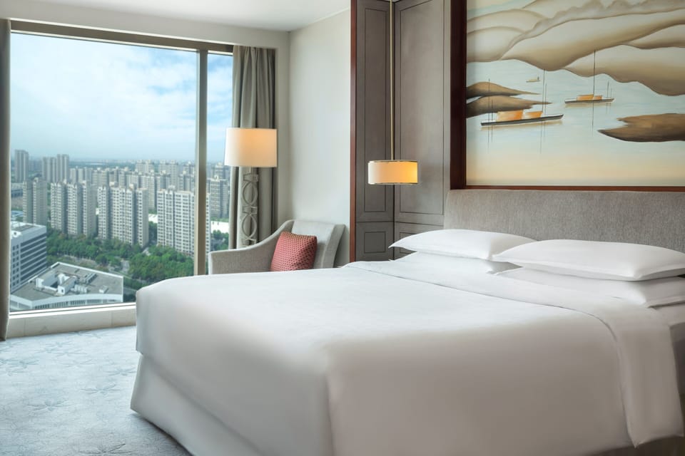 Deluxe Room, 1 King Bed | Premium bedding, in-room safe, desk, blackout drapes