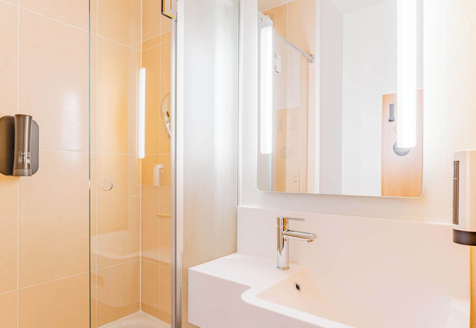 Shower, towels