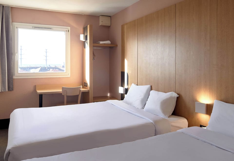 Triple Room | Premium bedding, desk, soundproofing, free WiFi