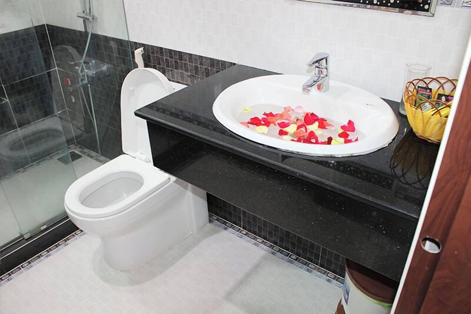 Standard Double or Twin Room, City View | Bathroom | Shower, free toiletries, slippers, bidet