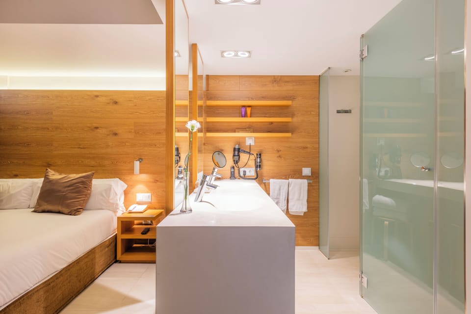 Junior Suite | Bathroom | Shower, free toiletries, hair dryer, bathrobes