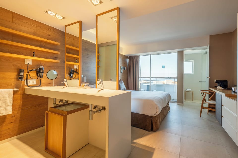 Deluxe Room | Bathroom | Shower, free toiletries, hair dryer, bathrobes