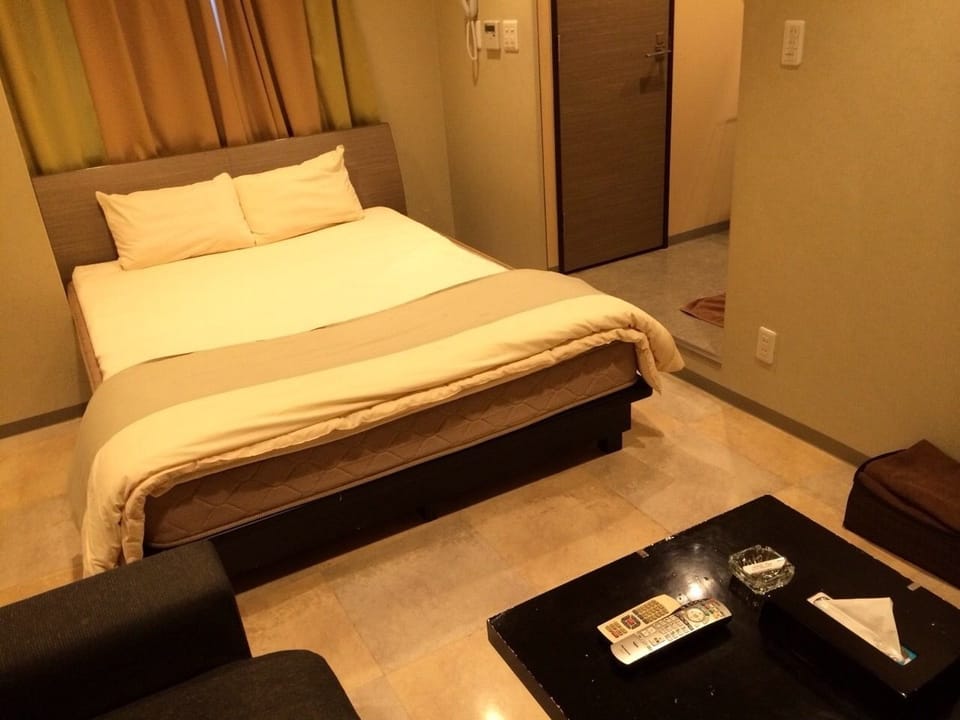 Double Room | Down comforters, individually decorated, individually furnished, desk