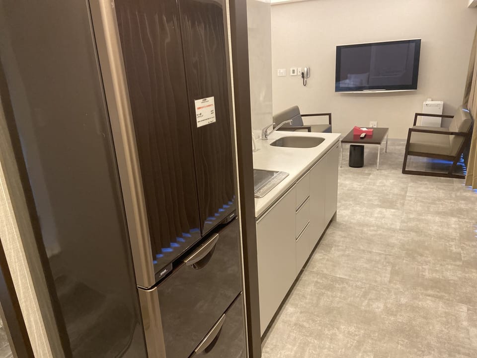 Suite, Smoking | Private kitchenette | Fridge, microwave, electric kettle