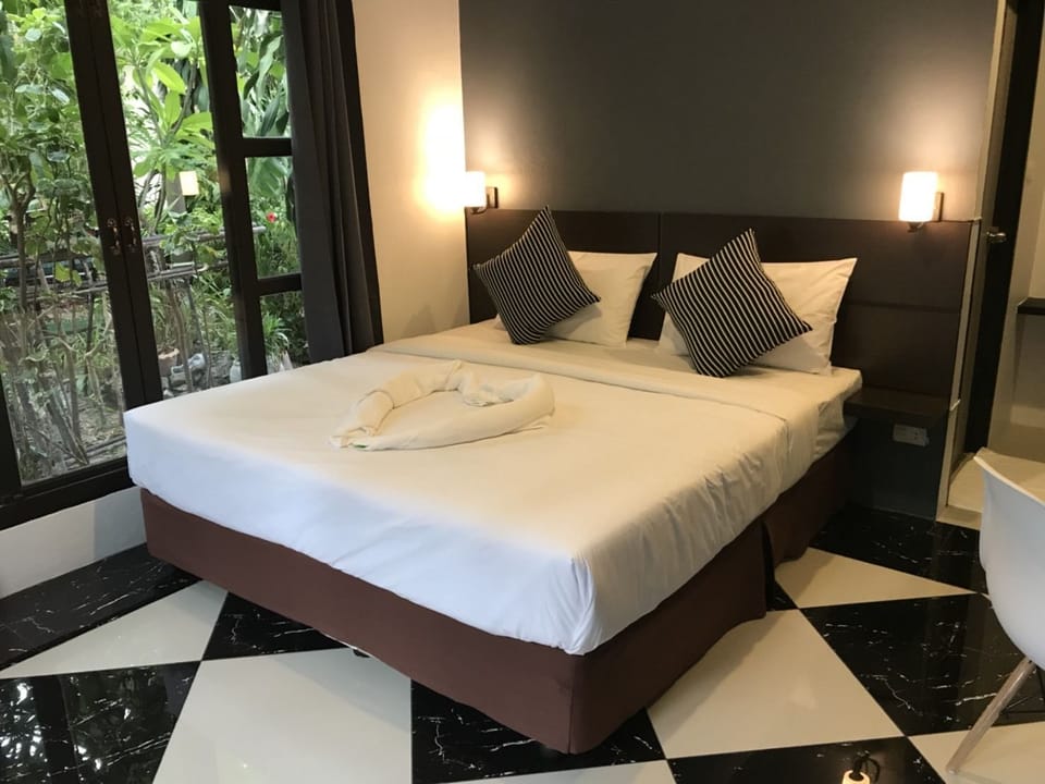 Deluxe Double Room | Minibar (some free items), in-room safe, desk, blackout drapes