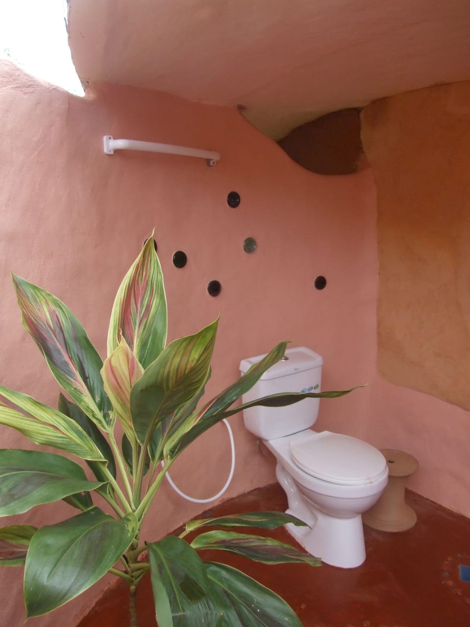 Round House ( Cave Room ) | Bathroom | Shower, free toiletries, towels, shampoo