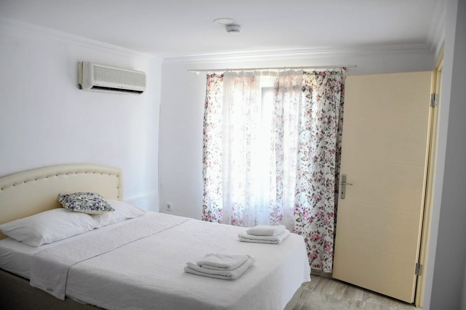 Deluxe Room | Bathroom | Shower, hair dryer, towels