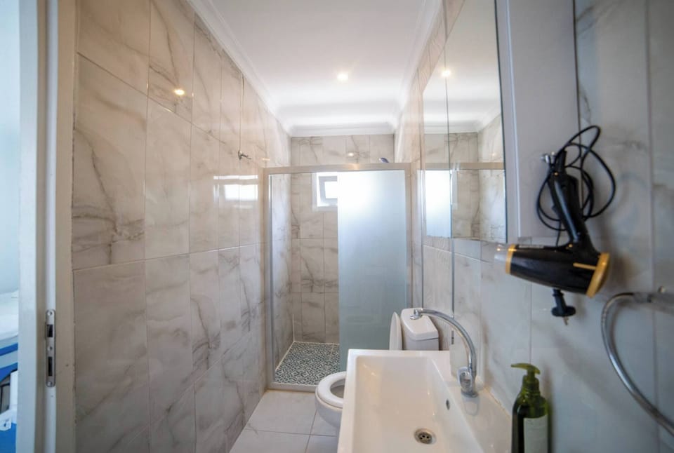 Basic Room, Non Smoking | Bathroom | Shower, hair dryer, towels