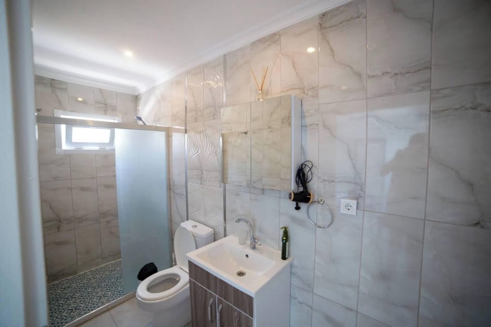 Basic Room, Non Smoking | Bathroom | Shower, hair dryer, towels