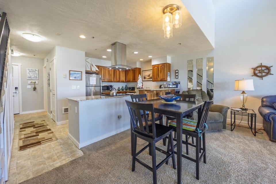 Dining room table seats 4 and 2 bar stools
