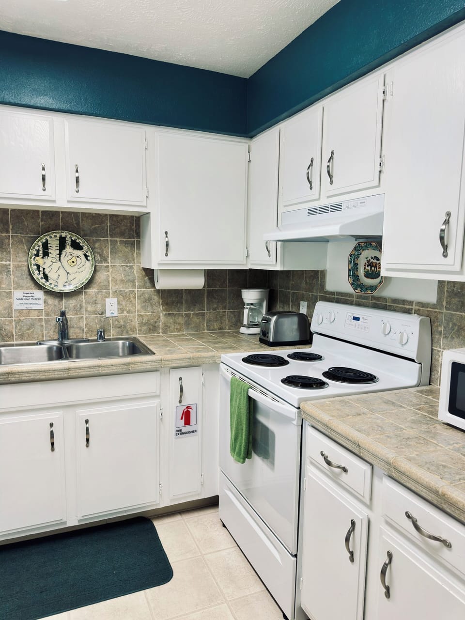Full kitchen with everything to whip up some memorable meals