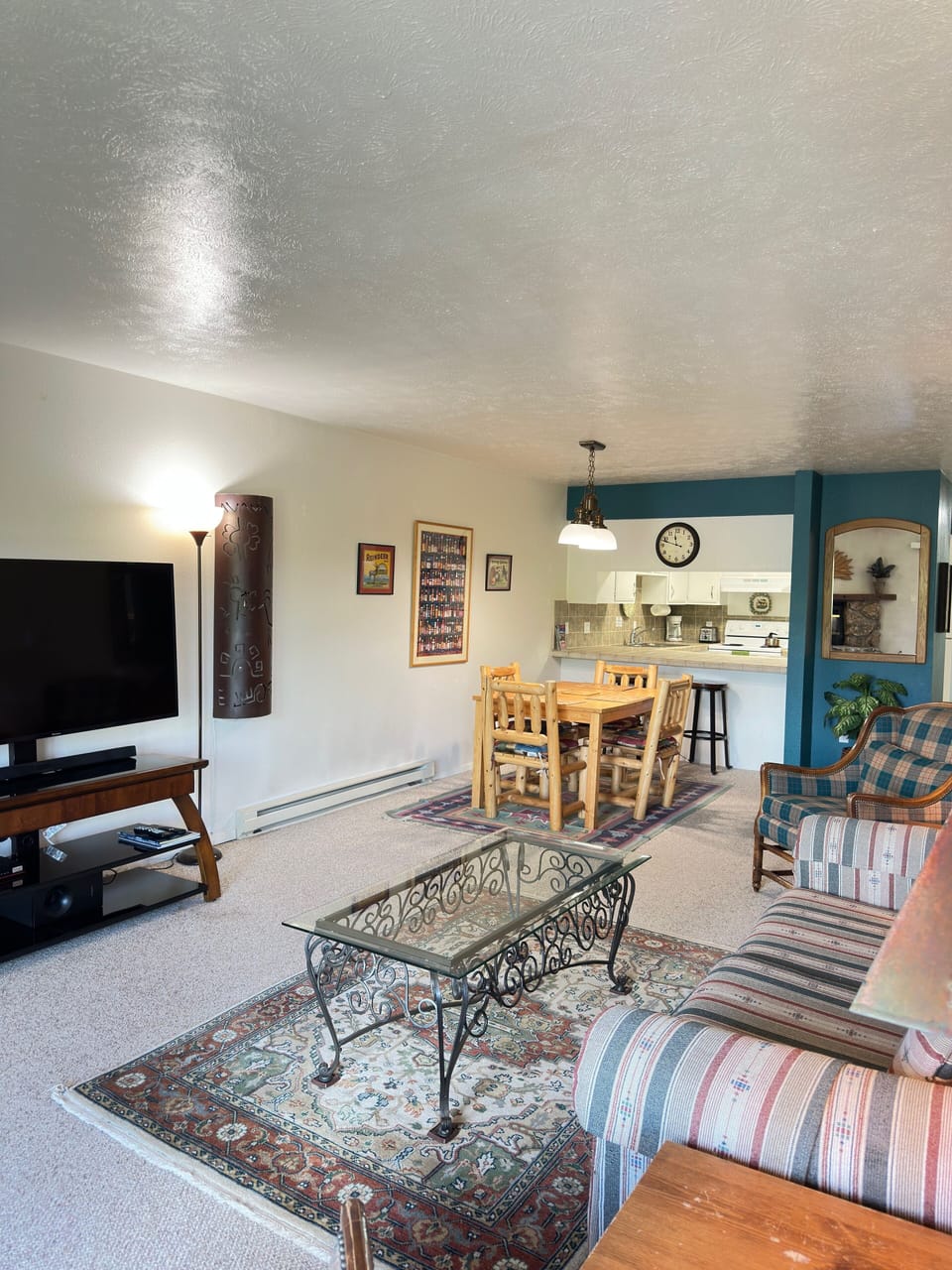 Open floor plan with living & dining room and kitchen 