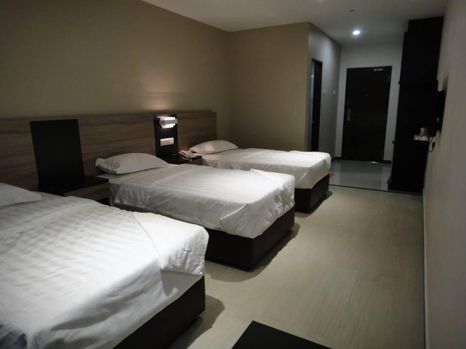 Standard Triple Room | Desk, WiFi (free), bed sheets