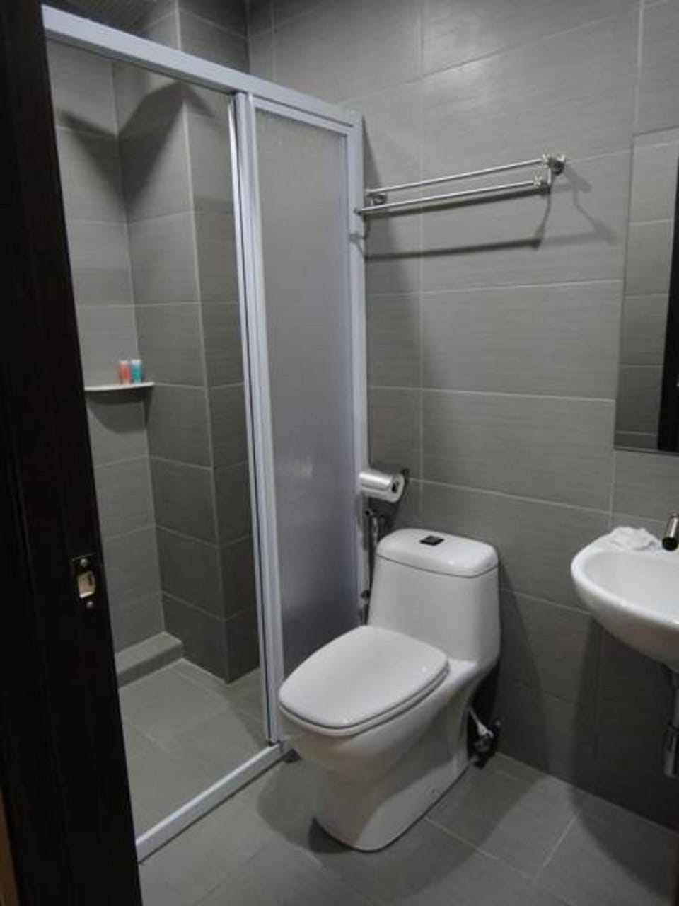 Shower, free toiletries, towels