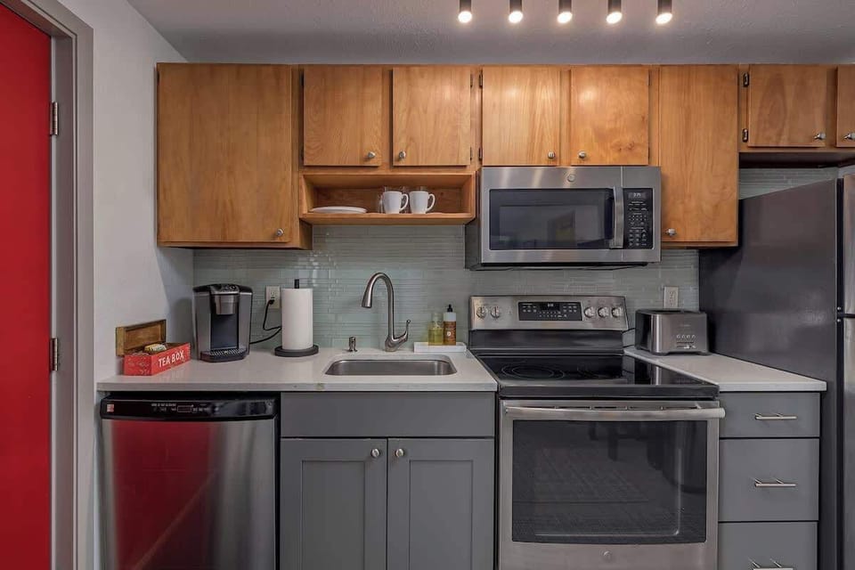 Equipped kitchen area 