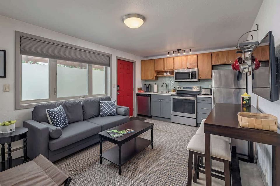 Private Cozy Living & Dining Area 