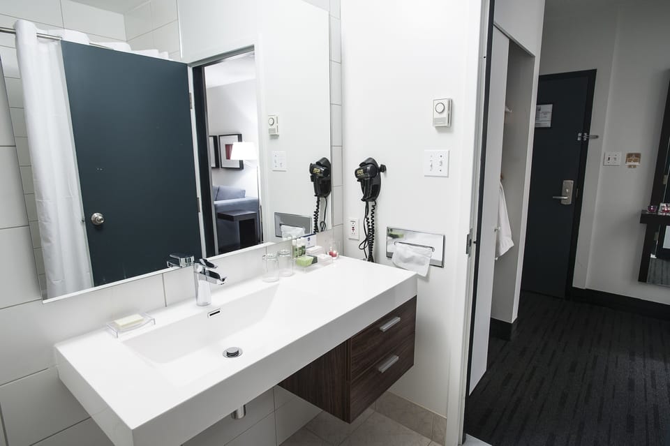 Junior Suite | Bathroom | Free toiletries, hair dryer, towels