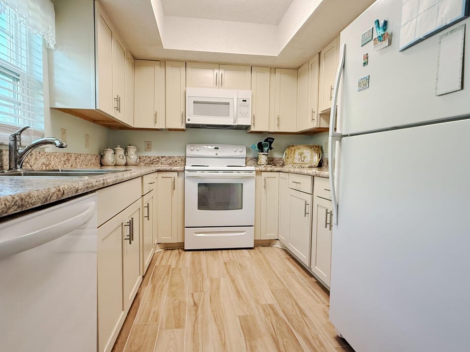 Poolside 2BR – Boca to Manasota in Minutes (3338)