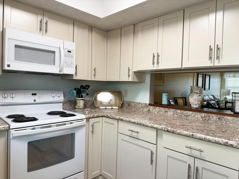Poolside 2BR – Boca to Manasota in Minutes (3339)