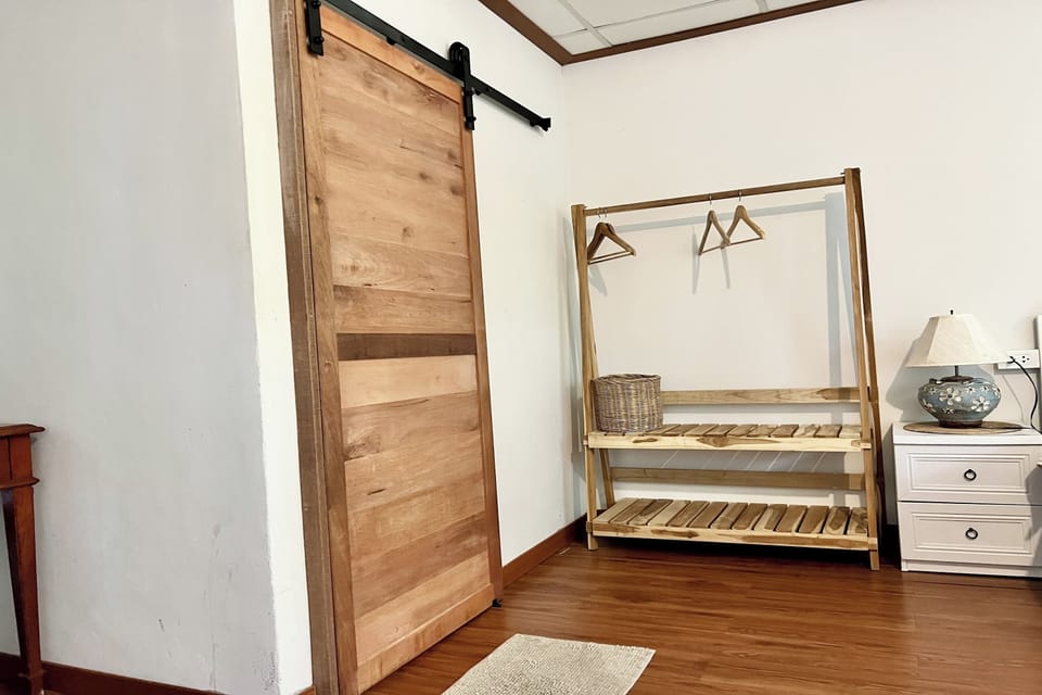 Standard Double Room, 1 Queen Bed | Living area | 32-inch flat-screen TV with cable channels