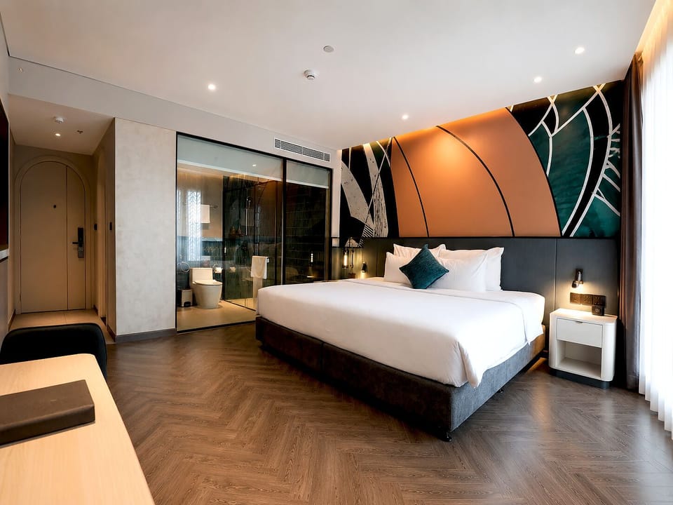 Premier Deluxe Double | Minibar, in-room safe, desk, laptop workspace