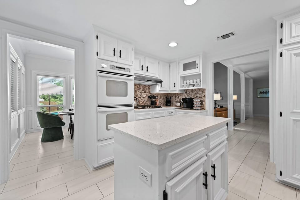 Fully equipped kitchen with appliances