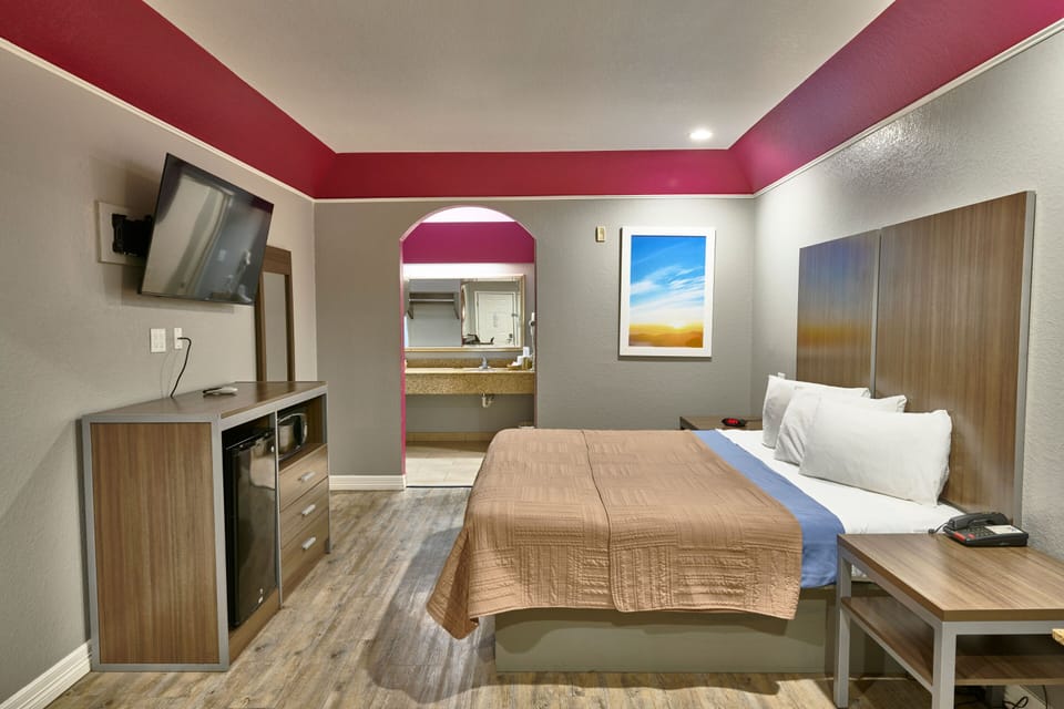 Room, 1 King Bed | Desk, iron/ironing board, free WiFi, bed sheets