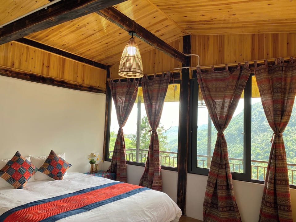 Deluxe Room, Mountain View | Laptop workspace, soundproofing, free WiFi, bed sheets